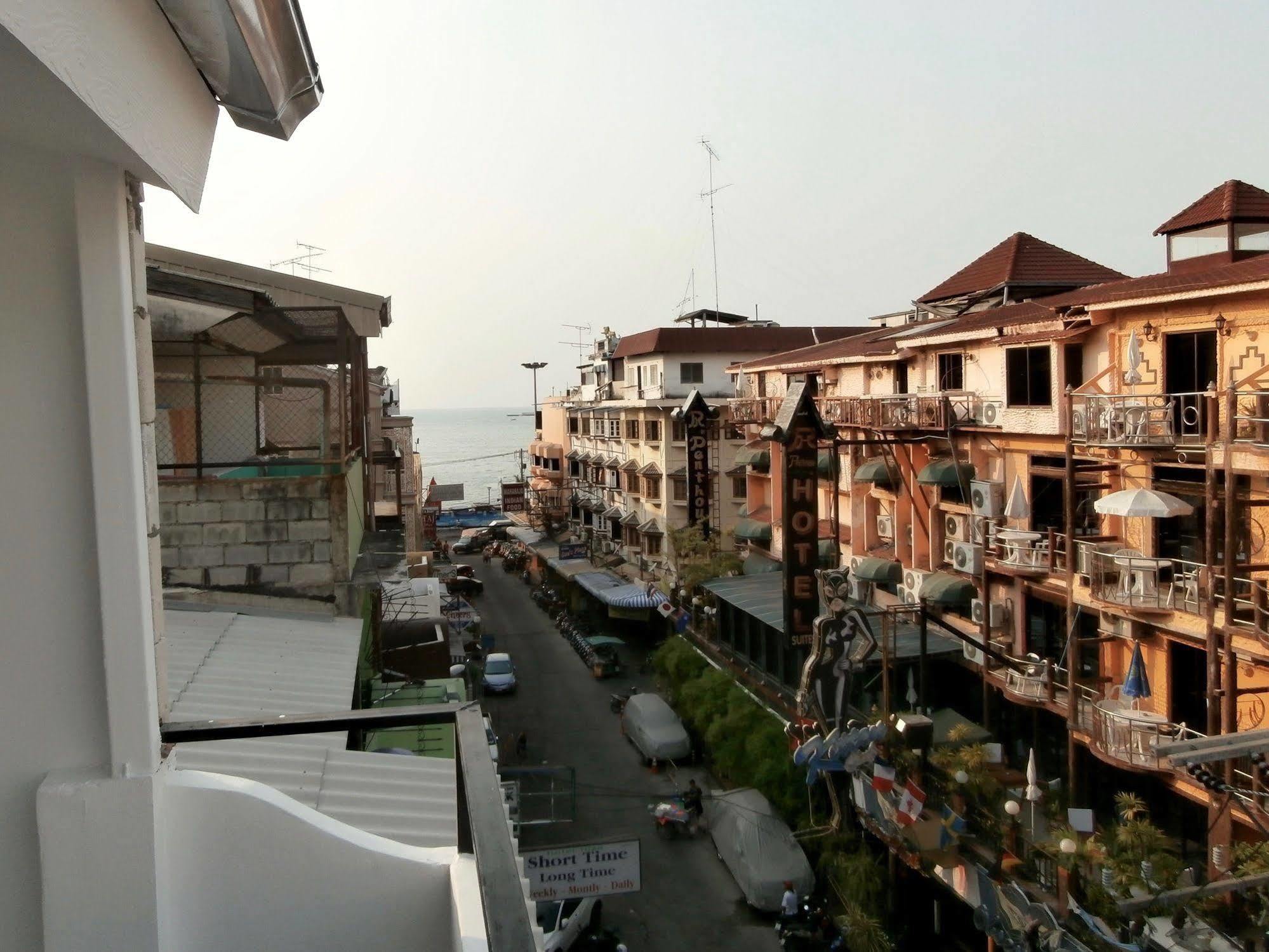 The Classroom Hotel Pattaya Esterno foto